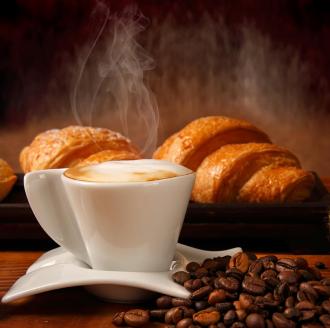 القهوة مع القرفة مزيج حلو المذاق